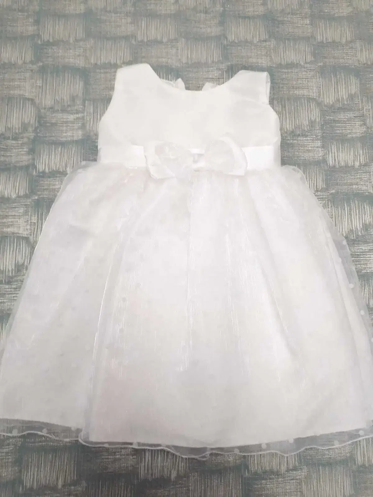 White sleeveless dress with bow